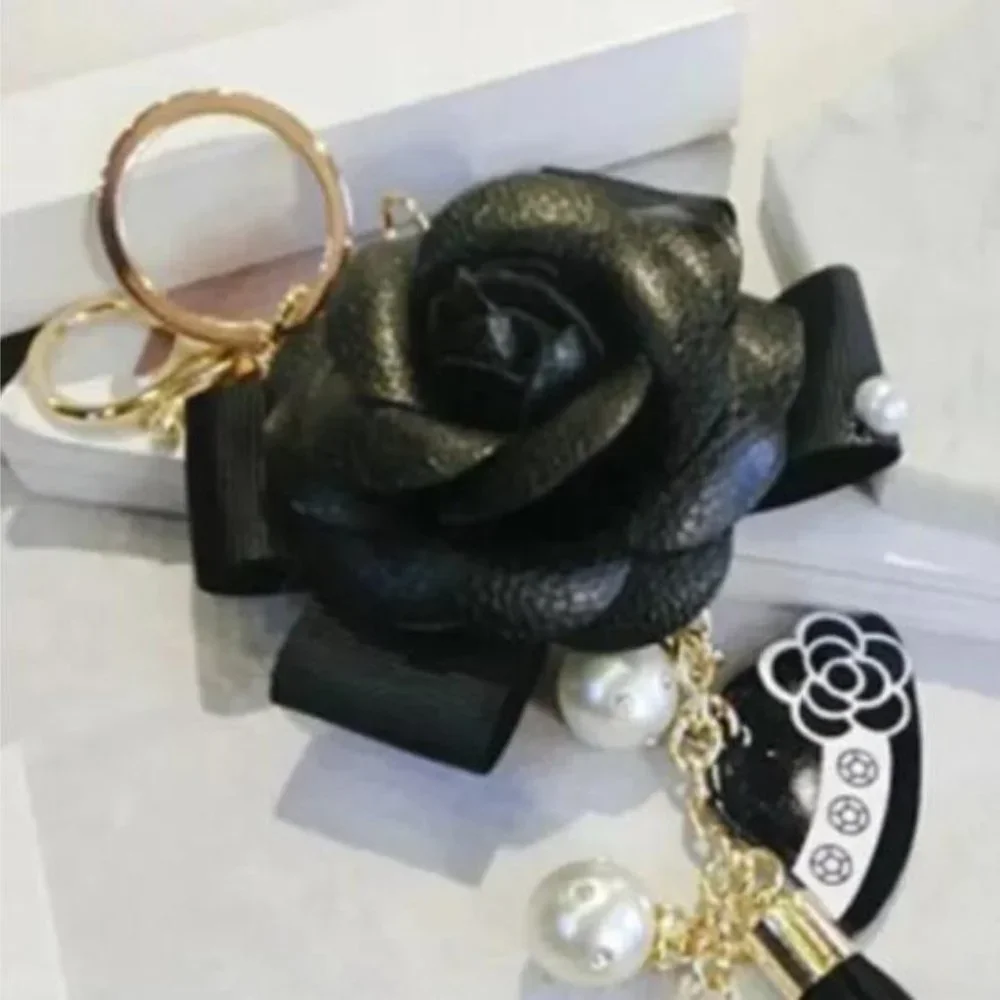 Black and white Purse Decoration / Keychain - Picture 2 of 3